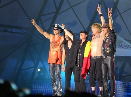 Trupa Scorpions salutand publicul la finalul concertului de la Bucuresti de pe 9 iunie 2011