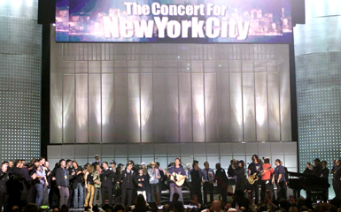 Paul McCartney in concert alaturi de alti artisti la evenimentul ”The Concert for New York City”, 20 octombrie 2001 New York (credit foto: Dave Hogan/Getty Images)