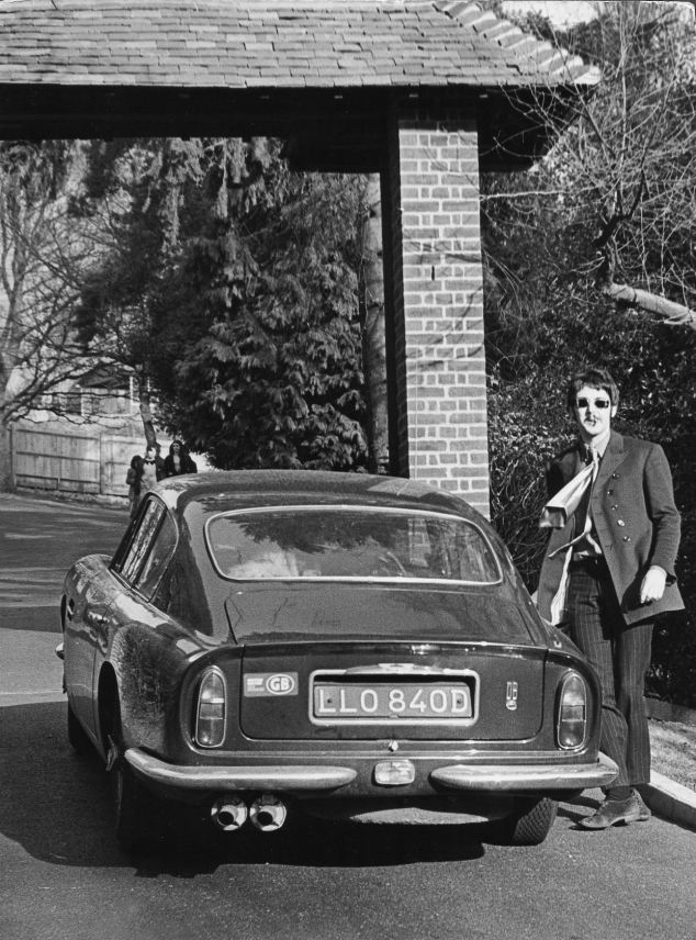 Paul McCartney & Aston Martin DB5 - 1967 (credit foto: Daily Mail)