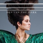 Coperta single Dev – 'In The Dark'