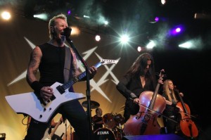 Metallica cântând alături de Apocalyptica la Fillmore Theater din San Francisco pe 5 dec 2011 (credit foto: blogs.sfweekly.com)