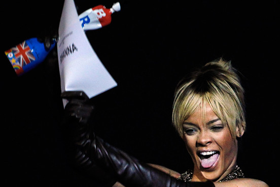 Rihanna Brit Awards 2012 (sursa foto nme.com)