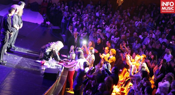 Lara Fabian a semnat un autograf la sfârșitul primului ei concert la București
