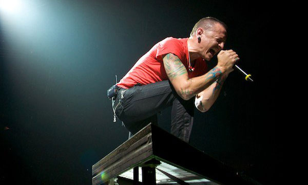 Chester Bennington, solistul Linkin Park în timpul turneului european A THOUSAND SUNS 2010