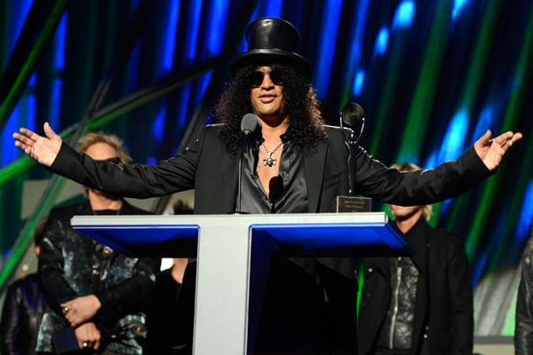 Slash salutand introducerea Guns N'Roses in Rock and Roll Hall of Fame pe 14 aprilie 2012