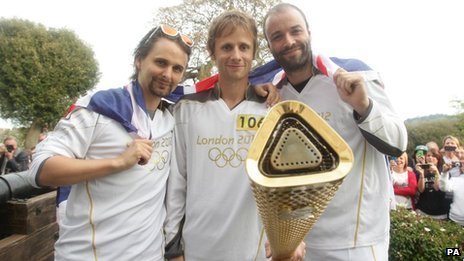 Muse poartă Torța Olimpică 2012