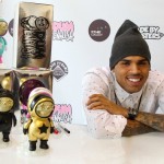 Chris Brown - lansare jucării Dum English și expoziție de artă