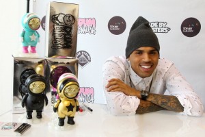Chris Brown - lansare jucării Dum English și expoziție de artă