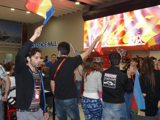 Imagine din centrul de presă de la Eurovision, în timpul interpretării piesei României