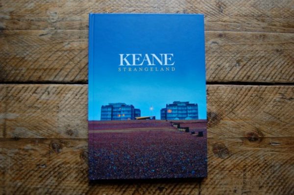 Pachetul cu carte și DVD al albumului Strangeland - KEANE