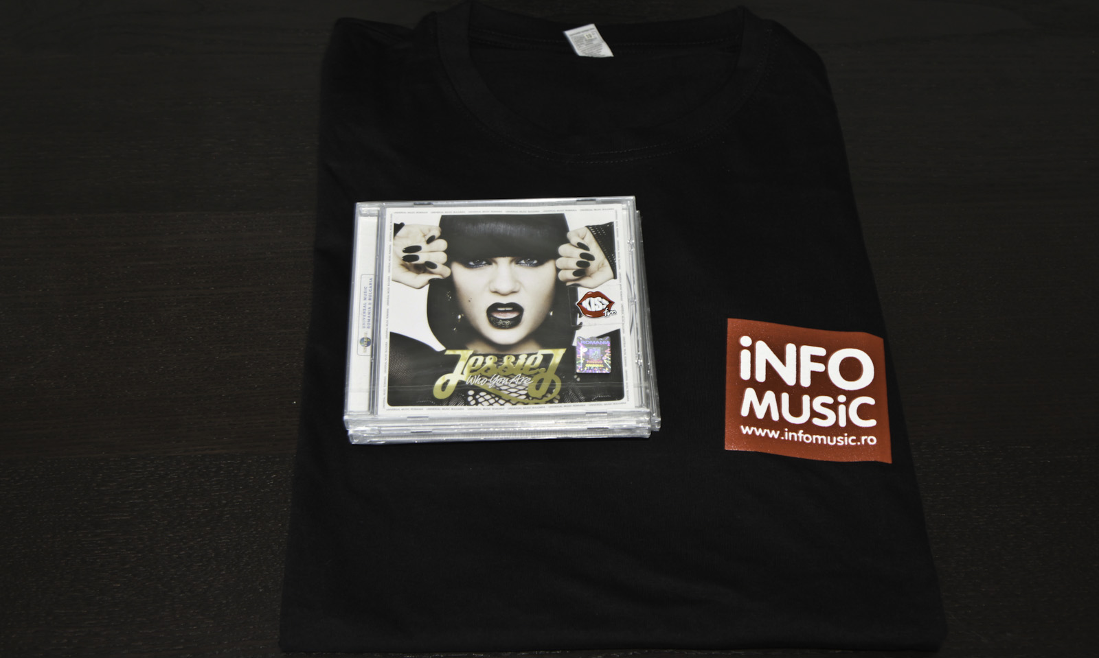 Unul dintre cele 3 premii: un tricou Info Music și un CD Jessie J