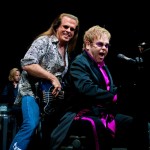Elton John si Bob Birch in concert la Wells Fargo Center pe 25 martie 2011 in Philadelphia, Pennsylvania
