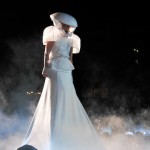 Lady Gaga într-una dintre costumațiile extravagante prezentate la București