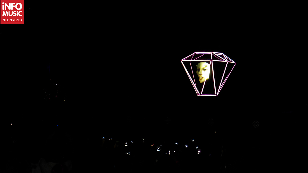 Holograma Lady Gaga în concertul de la București