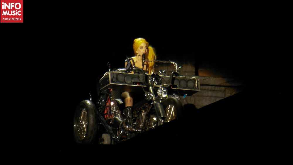 Lady Gaga în interpretarea la clape a noii piese Princess Die