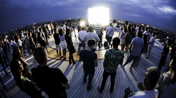 Noul videoclip a fost lansat pe acoperisul unei cladiri inalte din Bucuresti