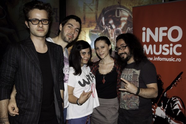 Alexandra Necula (InfoMusic) alături de trupa Changing Skins