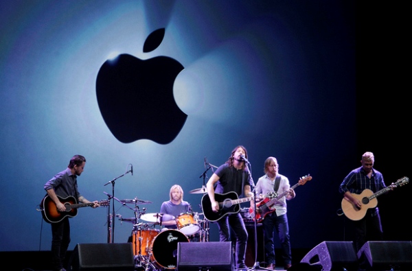 Foo Fighters au cântat la lansarea noului iPhone 5