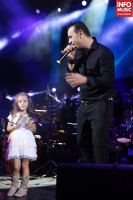 Cristi Enache a oferit un autograf unei fetite ce i-a adus flori in timpul concertului