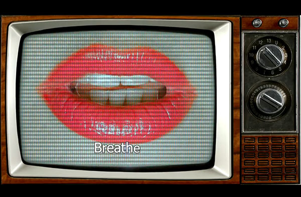 Scena din clipul Breathe lansat de Paula Seling