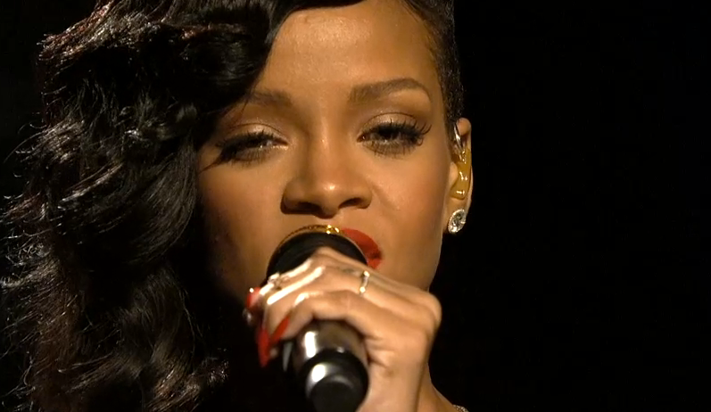 Rihanna live in cadrul emisiunii SNL