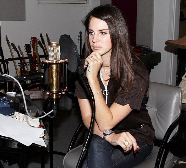 Lana Del Rey în studioul de înregistrări din Santa Monica