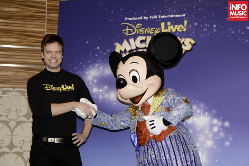 Magicianul Michael Barron și Mickey Mouse