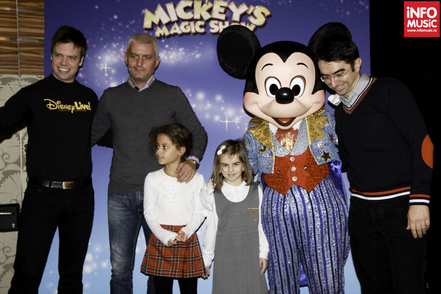 Virgil Iantu și Mihai Găinușă alături de magicianul Michael Barron și Mickey Mouse