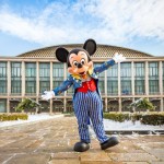 Mickey Mouse în fața Sălii Palatului