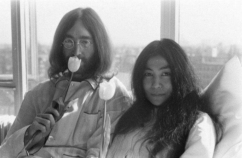 John Lennon și Yoko Ono în pat la Hotel Hilton 1969