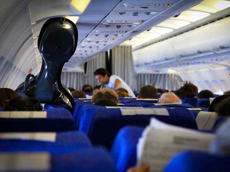 Un artist a cumpărat un loc în plus pe avion pentru a-și putea ține aproape instrumentul