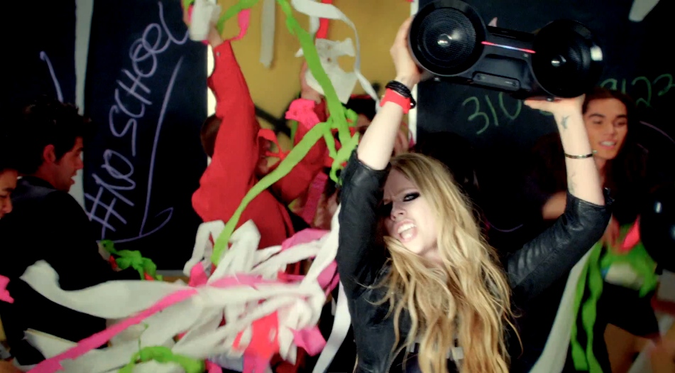 Secvență clip "Here's to Never Growing Up" - Avril Lavigne
