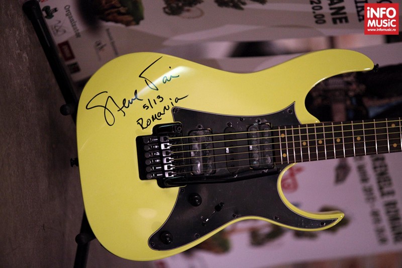 Chitara cu autograful lui Steve Vai va fi câștigată de un chitarist participant la Master Class