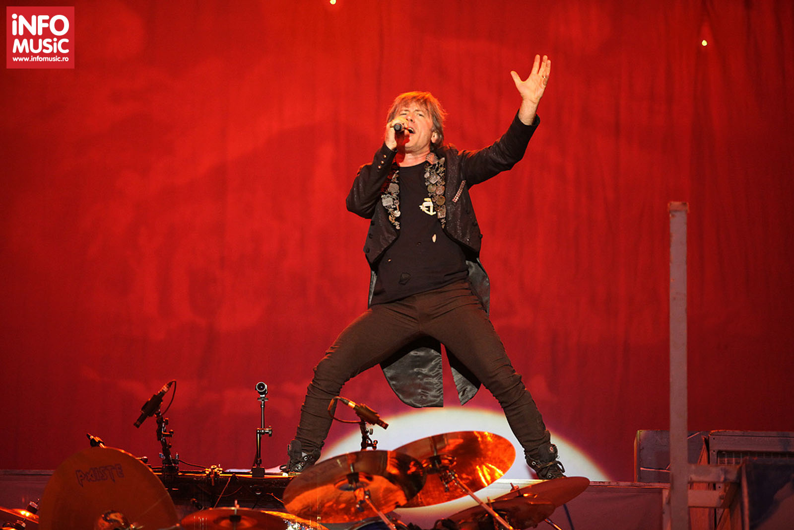 Bruce Dickinson - Iron Maiden in concert in Piata Constitutiei din Bucuresti pe 24 iulie 2013