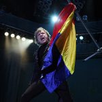 Bruce Dickinson (Iron Maiden) ridicând steagul României în concertul din Piața Constituției pe 24 iulie 2013