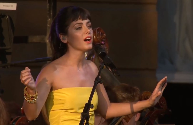 Katie Melua interpretând "I Will Be There" în cadrul "Coronation Festival"