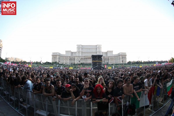 Publicul venit la concertul Iron Maiden în fața Casei Poporului din București