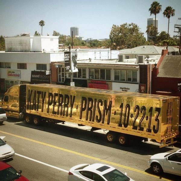 Katy Perry promovează lansarea noului album pe un tir auriu
