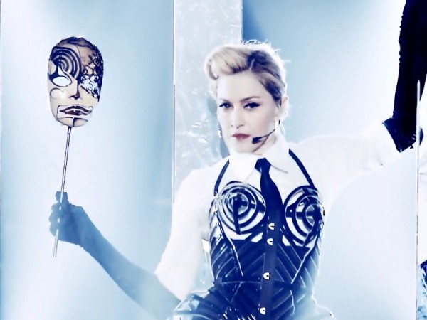 Secvență clip Madonna - "Vogue" Live MDNA World Tour