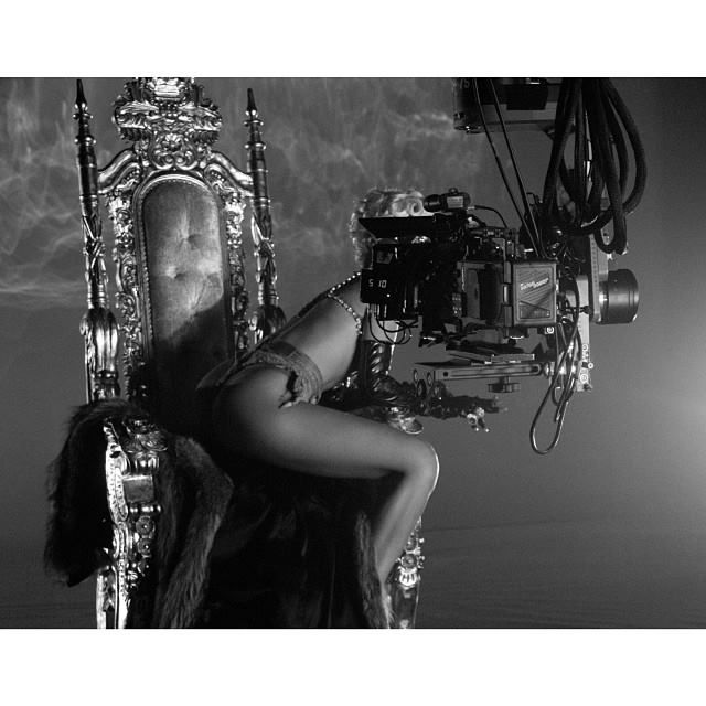 Rihanna la filmarea videoclipului "Pour It Up"