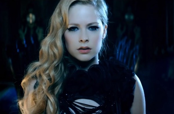 Avril Lavigne feat, Chad Kroeger - "Let Me Go" (secvență videoclip)