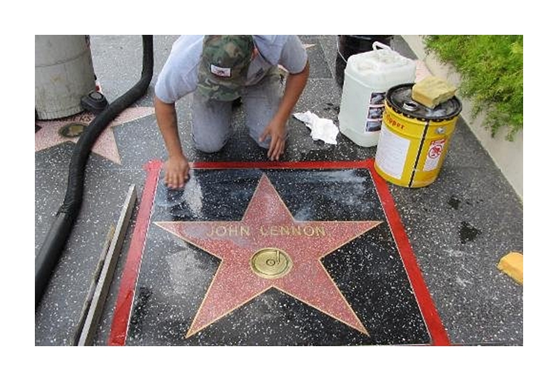 Steaua lui John Lennon de pe Hollywood Walk of Fame a fost vandalizată