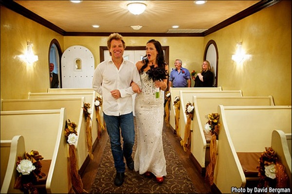 Jon Bon Jovi a îndeplinit visul unei fane și a condus-o la altar în aceeași capelă din Las Vegas în care s-a căsătorit artistul în 1989
