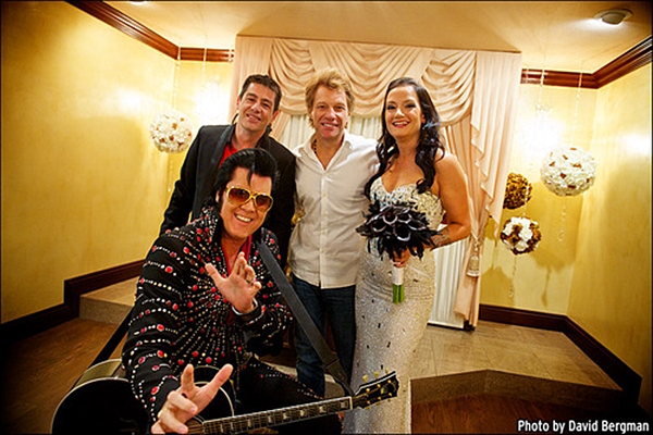 Jon Bon Jovi a îndeplinit visul unei fane și a condus-o la altar în aceeași capelă din Las Vegas în care s-a căsătorit artistul în 1989