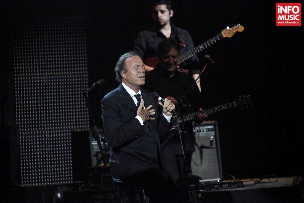 Julio Iglesias în concert la Sala Palatului pe 24 octombrie 2013