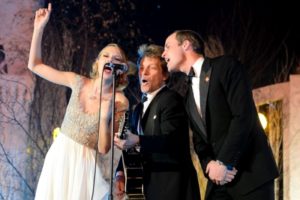 Prințul William cântând alături de Jon Bon Jovi și Taylor Swift