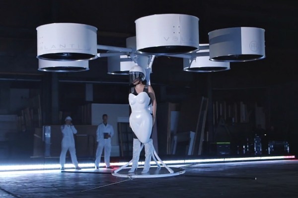 Lady Gaga a prezentat prima rochie zburătoare
