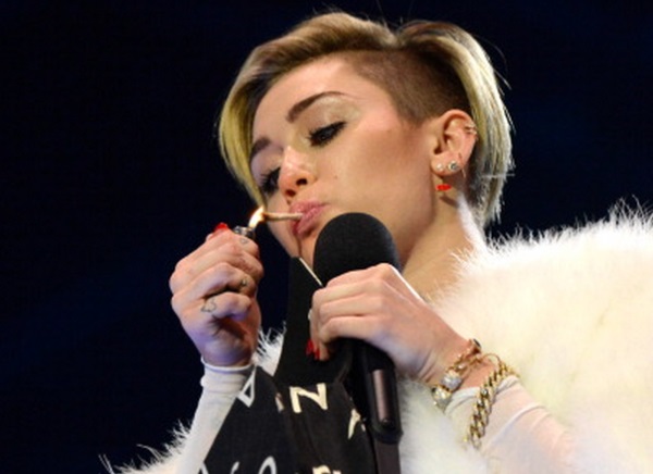 Miley Cyrus fumează iarbă la MTV EMA 2013
