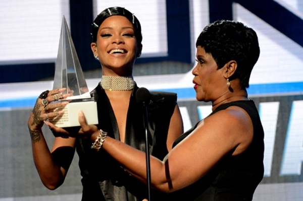 Rihanna a primit primul Icon Award din istoria American music Awards