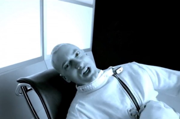 Eminem feat. Rihanna - "The Monster" (videoclip explicit)